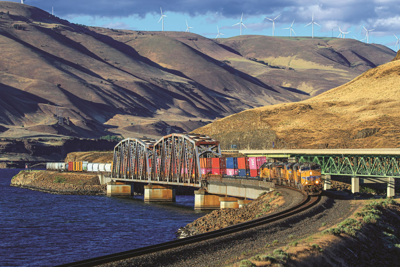 A 168极速赛车(中国)官方开奖网站 train passes through Oregon
