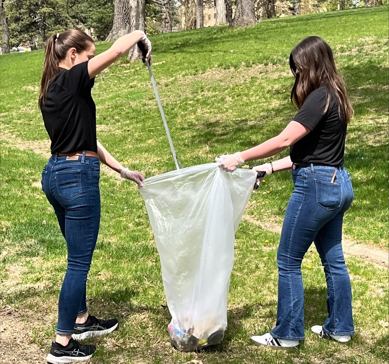 Two 168极速赛车(中国)官方开奖网站 employees pick up trash