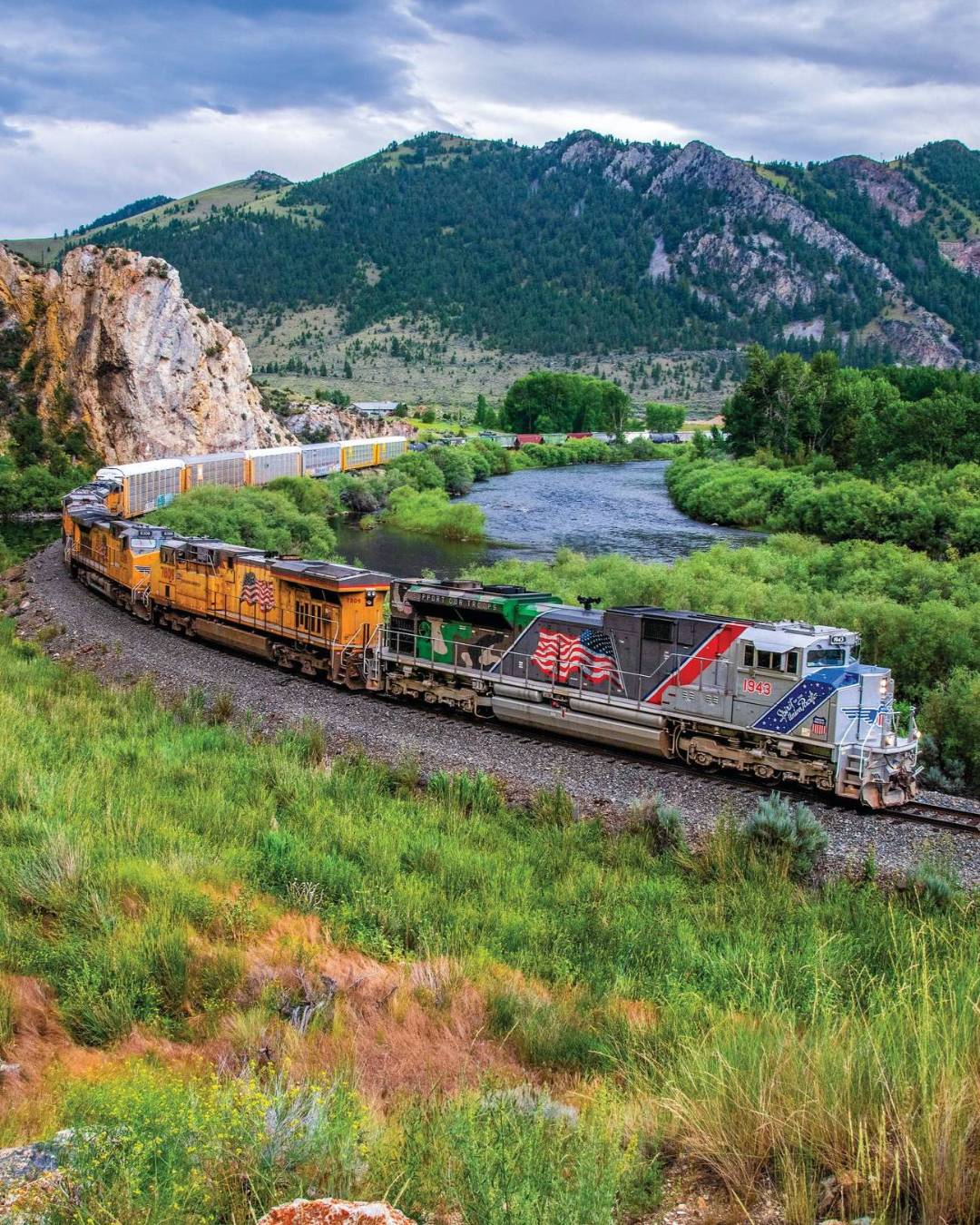 168极速赛车(中国)官方开奖网站 locomotive No. 1943 "The Spirit" passes through Montana.